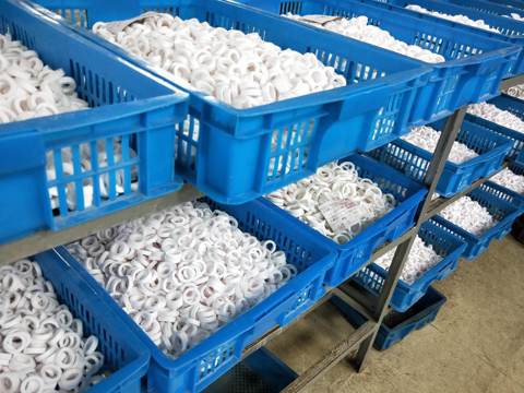 Thùng chứa linh kiện trong xưởng